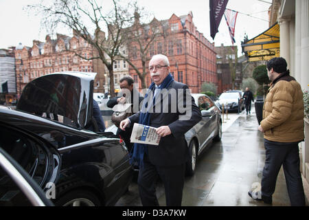 Connaught Hotel, Carlos Ort, Mayfair, London, UK. 14. Februar 2013.   Bild zeigt Christophe de Margerie, Chairman und CEO bei Total verlassen das Connaught Hotel nach insgesamt 2012 führt in London treffen.  Bildnachweis: Jeff Gilbert / Alamy Live News Stockfoto