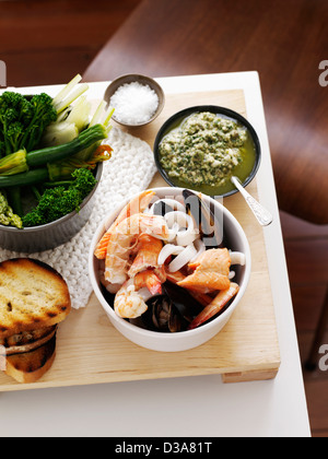 Schale der Garnelen mit Brot und Gemüse Stockfoto