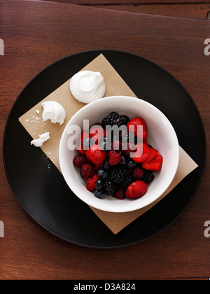 Schüssel mit Beeren mit Baiser Stockfoto