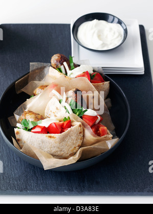 Teller mit Hähnchen Pita-sandwiches Stockfoto