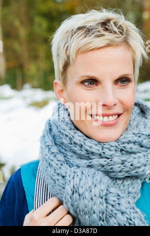 Frau trägt gestrickten Schal im freien Stockfoto
