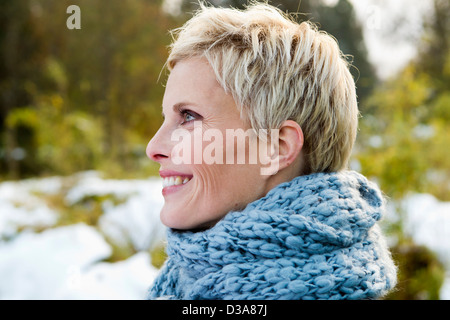 Frau trägt gestrickten Schal im freien Stockfoto