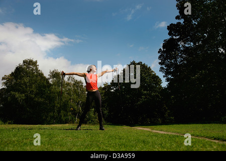 Frau im Park Wandern Stockfoto