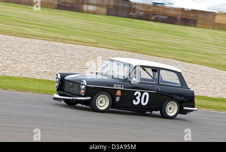 Austin A40 1959 mit Fahrer Kenny Brack Str. Marys Trophy Rennen 2012 Goodwood Revival, Sussex, UK. Stockfoto