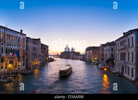 Boot am Kanal Venedig Stockfoto