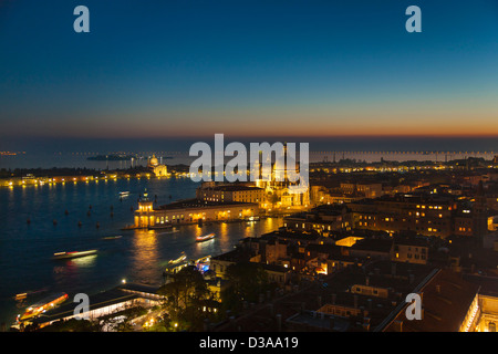 Küstenstadt, die nachts beleuchtet Stockfoto