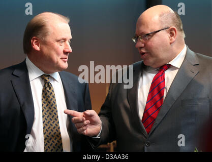 Einweihen Sie Bundesumweltminister Peter Altmaier und CEO der Vattenfall in Deutschland, Tuomo Hatakka (L), Berlins größte Speicher Batteriebetrieb zwei Megawatt, auf dem Gelände des Energiekonzerns Vattenfall in Berlin, Deutschland, 13. Februar 2013. Foto: WOLFGANG KUMM Stockfoto