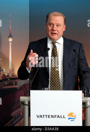 Vattenfall-CEO in Deutschland, weiht Tuomo Hatakka Berlins größte Speicher Batteriebetrieb zwei Megawatt, auf dem Gelände des Energiekonzerns Vattenfall in Berlin, Deutschland, 13. Februar 2013. Foto: WOLFGANG KUMM Stockfoto