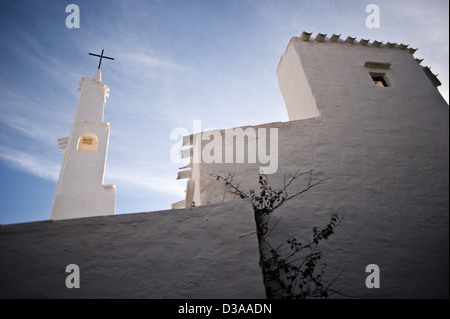 Glockenturm und typisches Haus in Binibeca Dorf, Menorca, Spanien. Stockfoto