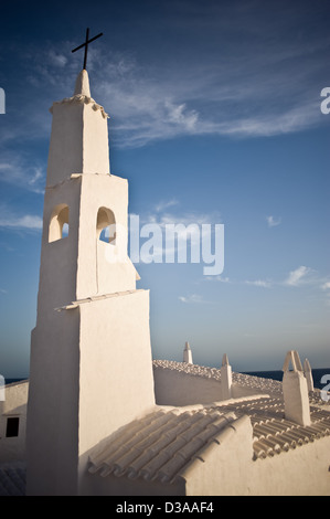 Glockenturm in Binibeca Dorf, Menorca, Spanien. Stockfoto