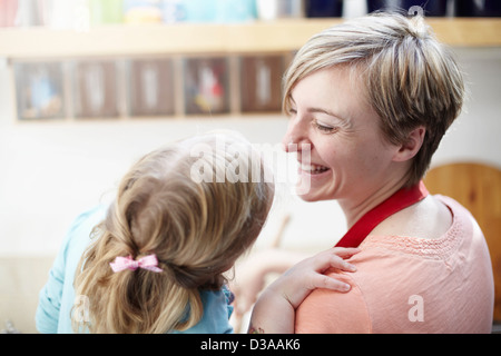 Mutter und Tochter gemeinsam Backen Stockfoto