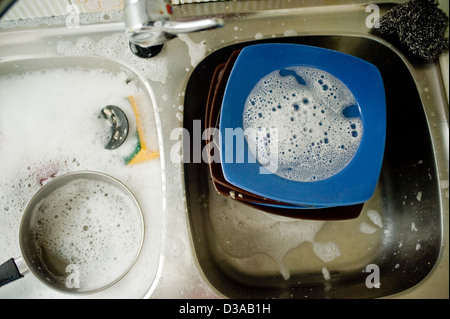 Schmutziges Geschirr in der Spüle. Stockfoto
