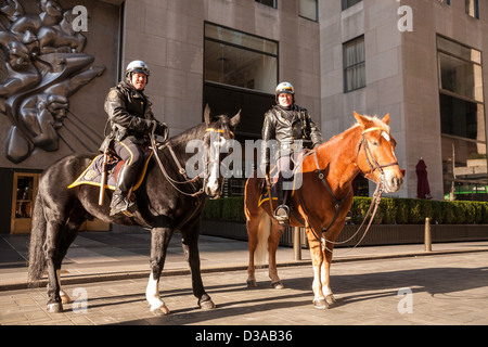 Berittene Polizisten im Rockefeller Center, New York Stockfoto