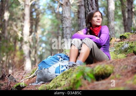 Junge Frau Wanderer sitzen im Wald ruht während der Wanderung im schönen Wald, Orotava-Tal, Aguamansa, Teneriffa, Kanarische Inseln Stockfoto