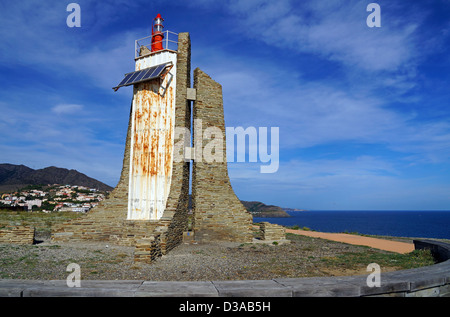 Ein Leuchtturm durch Solarzellen auf dem Cap Cerbere an der Grenze zwischen Spanien und Frankreich, Mittelmeer powered Stockfoto