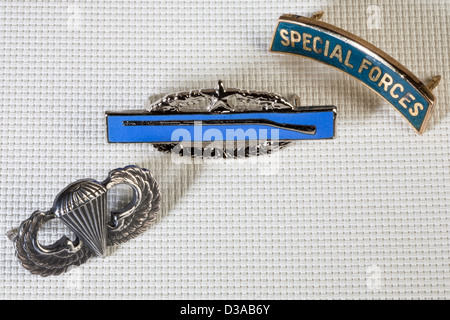 US Army Abzeichen, Bekämpfung Infanterist-Abzeichen, Luft Sprung Flügel und Special Forces Tab Pins Stockfoto