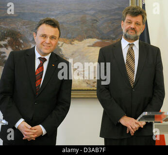 Tschechische Innenminister Jan Kubice (rechts) und seinem deutschen Amtskollegen Hans-Peter Friedrich sind während einer Pressekonferenz nach Verhandlungen über eine weitere Zusammenarbeit bei der Bekämpfung der Drogenkriminalität in Prag, Tschechische Republik, 14. Februar 2013 gesehen. (Foto/Stanislav Zbynek CTK) Stockfoto