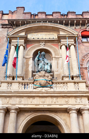 Statue des Bologneser Papst Gregory XIII im Palazzo d'accursio in Bologna, Italien Stockfoto