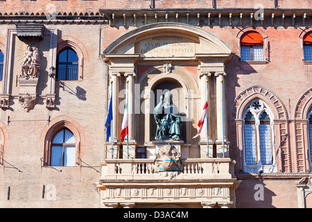 Wand-Statue des mittelalterlichen Palazzo Comunale in Bologna, Italien Stockfoto