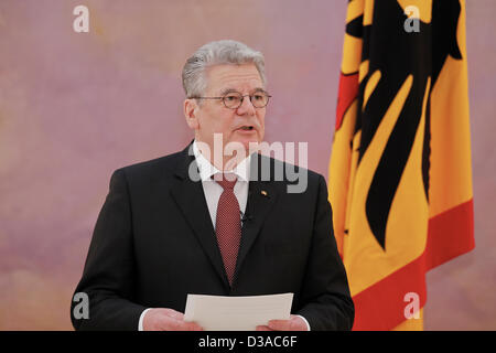 Berlin, 14. Februar 2013. Lieferung die Bescheinigung über die Befreiung von Annette Schavan und Präsentation der Ernennungsurkunde für Johanna Wanka, Bundesministerin für Bildung und Forschung durch Bundespreäsident Gauck, von Bundeskanzlerin Angela Merkel am Schloss Bellevue in Berlin besucht. Stockfoto