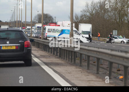 M1 Northamptonshire UK. 14. Februar 2013.  Ca. 1330.Crash zwischen einem Lieferwagen und einem Mercedes Car blockiert Autobahn M1 Southbound südlich der Watford Gap-Dienstleistungen. Autobahn zwischen Kreuzungen 18 16 geschlossen. Bildnachweis: Keith J Smith. / Live-Nachrichten Alamy Stockfoto