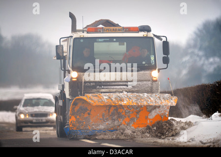 Ein Schneepflug auf der A46 in der Nähe von Leighterton, Gloucestershire UK Jan 2013 Stockfoto