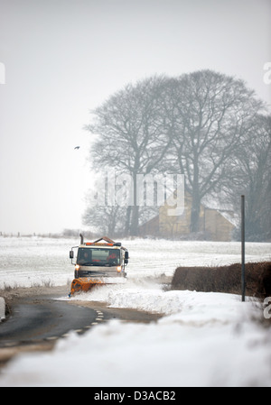 Ein Schneepflug auf der A46 in der Nähe von Leighterton, Gloucestershire UK Jan 2013 Stockfoto