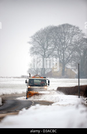 Ein Schneepflug auf der A46 in der Nähe von Leighterton, Gloucestershire UK Jan 2013 Stockfoto