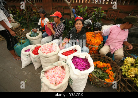 Bali. Indonesien, 29. Februar 2008: die asiatischen Frauen verkaufen Blumen 29 Februar auf Bali, Indonesien. Stockfoto