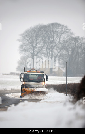 Ein Schneepflug auf der A46 in der Nähe von Leighterton, Gloucestershire UK Jan 2013 Stockfoto