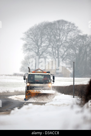 Ein Schneepflug auf der A46 in der Nähe von Leighterton, Gloucestershire UK Jan 2013 Stockfoto