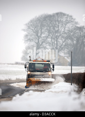 Ein Schneepflug auf der A46 in der Nähe von Leighterton, Gloucestershire UK Jan 2013 Stockfoto