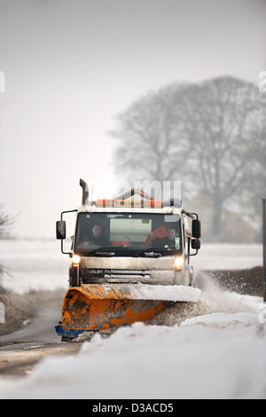 Ein Schneepflug auf der A46 in der Nähe von Leighterton, Gloucestershire UK Jan 2013 Stockfoto