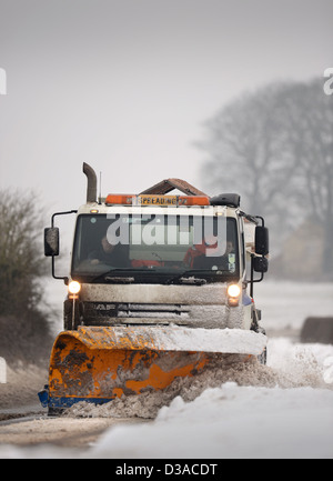 Ein Schneepflug auf der A46 in der Nähe von Leighterton, Gloucestershire UK Jan 2013 Stockfoto