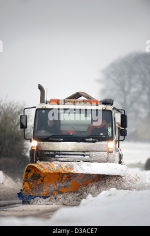 Ein Schneepflug auf der A46 in der Nähe von Leighterton, Gloucestershire UK Jan 2013 Stockfoto