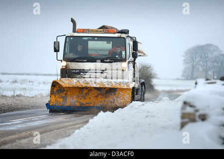 Ein Schneepflug auf der A46 in der Nähe von Leighterton, Gloucestershire UK Jan 2013 Stockfoto