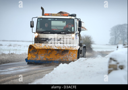 Ein Schneepflug auf der A46 in der Nähe von Leighterton, Gloucestershire UK Jan 2013 Stockfoto