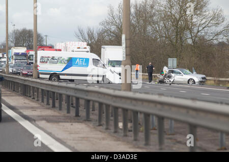 M1 Northamptonshire UK. 14. Februar 2013.  Ca. 1330.Crash zwischen einem Lieferwagen und einem Mercedes Car blockiert Autobahn M1 Southbound südlich der Watford Gap-Dienstleistungen. Autobahn zwischen Kreuzungen 18 16 geschlossen. Bildnachweis: Keith J Smith. / Live-Nachrichten Alamy Stockfoto