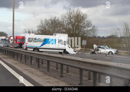 M1 Northamptonshire UK. 14. Februar 2013.  Ca. 1330.Crash zwischen einem Lieferwagen und einem Mercedes Car blockiert Autobahn M1 Southbound südlich der Watford Gap-Dienstleistungen. Autobahn zwischen Kreuzungen 18 16 geschlossen. Bildnachweis: Keith J Smith. / Live-Nachrichten Alamy Stockfoto