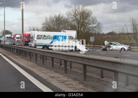 M1 Northamptonshire UK. 14. Februar 2013.  Ca. 1330.Crash zwischen einem Lieferwagen und einem Mercedes Car blockiert Autobahn M1 Southbound südlich der Watford Gap-Dienstleistungen. Autobahn zwischen Kreuzungen 18 16 geschlossen. Bildnachweis: Keith J Smith. / Live-Nachrichten Alamy Stockfoto