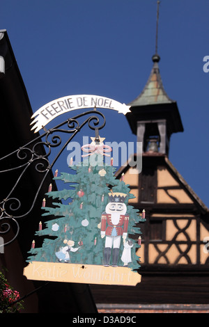 Gilde-Schild mit Weihnachtsbaum in Riquewihr im Elsass/Frankreich Stockfoto