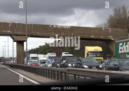 M1 Northamptonshire UK. 14. Februar 2013.  Ca. 1330.Crash zwischen einem Lieferwagen und einem Mercedes Car blockiert Autobahn M1 Southbound südlich der Watford Gap-Dienstleistungen. Autobahn zwischen Kreuzungen 18 16 geschlossen. Bildnachweis: Keith J Smith. / Live-Nachrichten Alamy Stockfoto