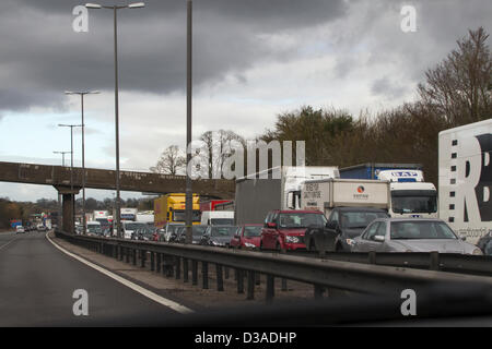 M1 Northamptonshire UK. 14. Februar 2013.  Ca. 1330.Crash zwischen einem Lieferwagen und einem Mercedes Car blockiert Autobahn M1 Southbound südlich der Watford Gap-Dienstleistungen. Autobahn zwischen Kreuzungen 18 16 geschlossen. Bildnachweis: Keith J Smith. / Live-Nachrichten Alamy Stockfoto