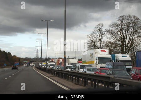 M1 Northamptonshire UK. 14. Februar 2013.  Ca. 1330.Crash zwischen einem Lieferwagen und einem Mercedes Car blockiert Autobahn M1 Southbound südlich der Watford Gap-Dienstleistungen. Autobahn zwischen Kreuzungen 18 16 geschlossen. Bildnachweis: Keith J Smith. / Live-Nachrichten Alamy Stockfoto