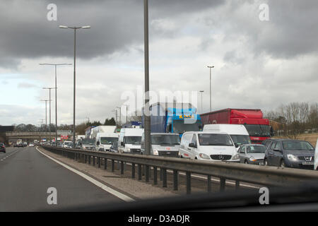 M1 Northamptonshire UK. 14. Februar 2013.  Ca. 1330.Crash zwischen einem Lieferwagen und einem Mercedes Car blockiert Autobahn M1 Southbound südlich der Watford Gap-Dienstleistungen. Autobahn zwischen Kreuzungen 18 16 geschlossen. Bildnachweis: Keith J Smith. / Live-Nachrichten Alamy Stockfoto