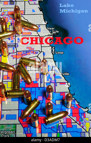 Karte von Chicago, Illinois mit rivalisierenden Gang Grenzen mit 9mm Kugeln bedeckt. Stockfoto