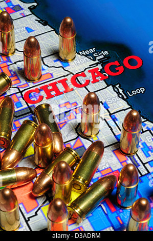 Karte von Chicago, Illinois mit rivalisierenden Gang Grenzen mit 9mm Kugeln bedeckt. Stockfoto