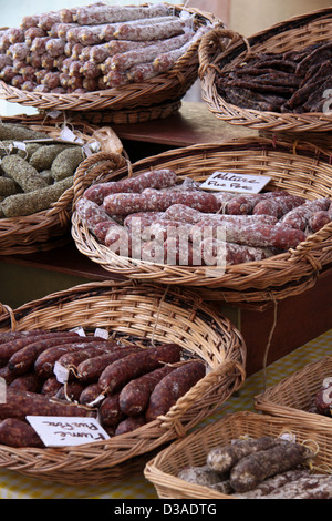 Würstchen in Körben auf Bauernmarkt in Riquewihr, Elsass, Frankreich Stockfoto