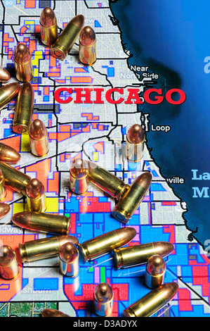 Karte von Chicago, Illinois mit rivalisierenden Gang Grenzen mit 9mm Kugeln bedeckt. Stockfoto