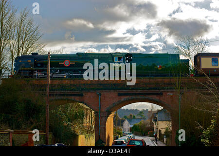 Reigate, Surrey. 14. Februar 2013. Der Valentinstag Tag spezielle goldenen Pfeil VS Orient Express Dampflok SR Handelsmarine Clan Line Klasse 4-6-2 Nr. 35028 Geschwindigkeiten über eine Brücke in Reigate, Surrey, 1501hrs Donnerstag, 14. Februar 2013 auf dem Weg nach London Victoria. Foto von Lindsay Constable/Alamy Live-Nachrichten Stockfoto